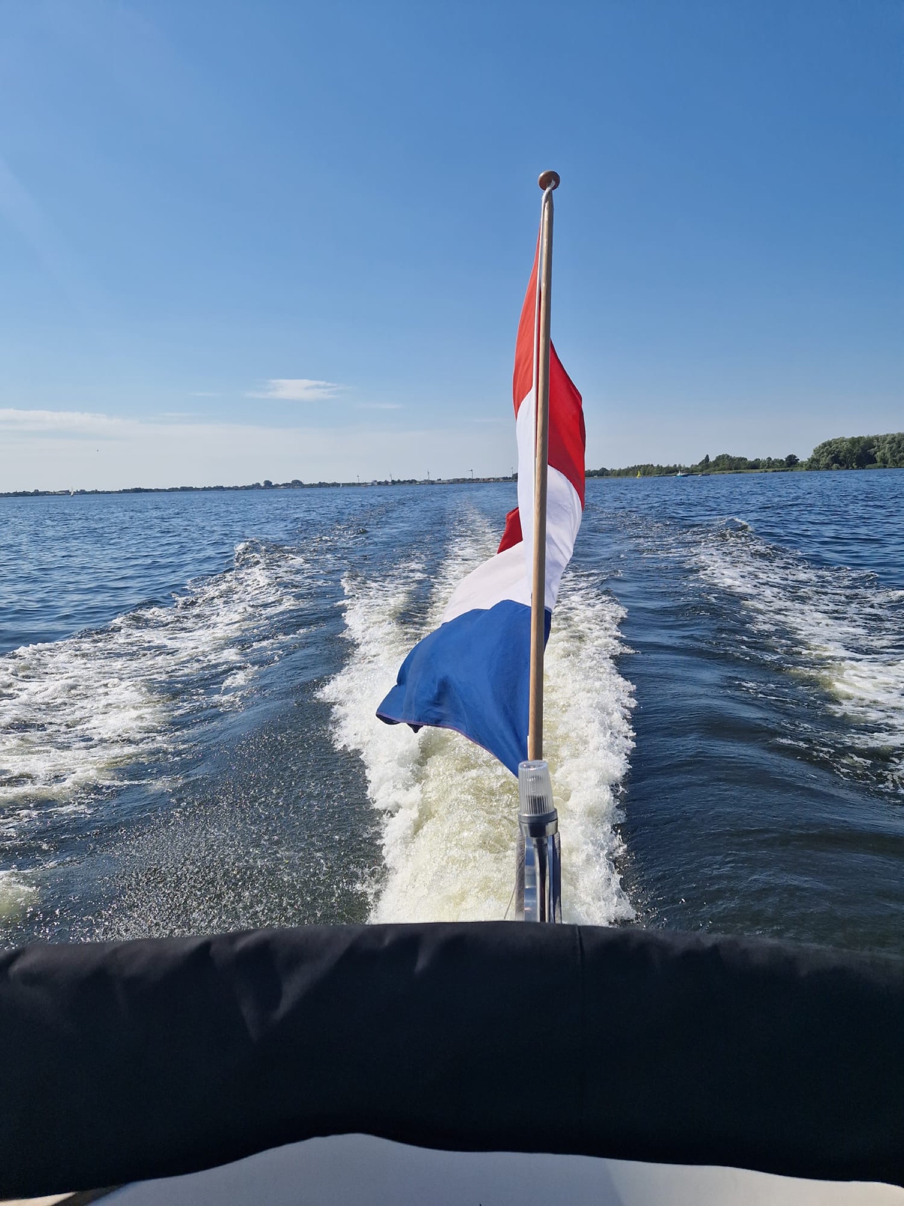 Zonlicht op het water van de Braassemermeer