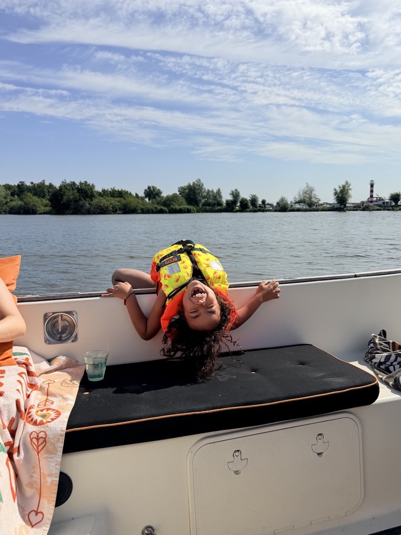 Lachend kind in zwemvest aan boord